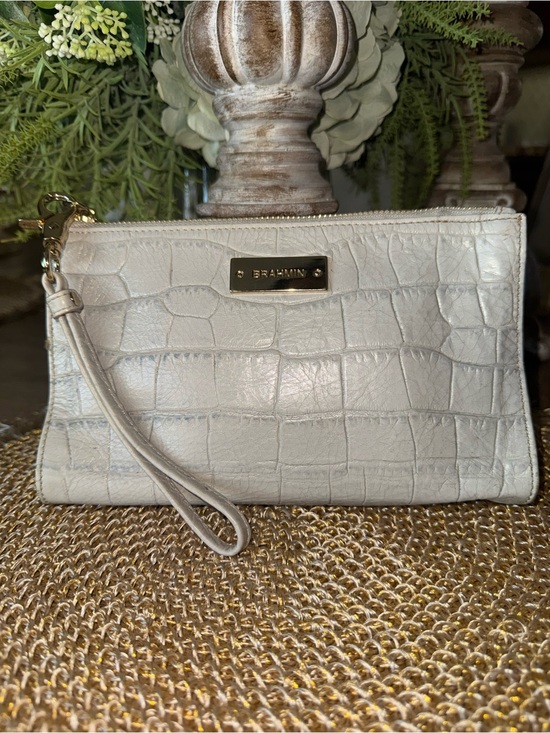 Brahmin Handbags - Brahmin Croc-Embossed Wristlet Detachable Strap Excellent Preloved Condition ⭐️